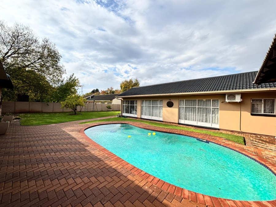 6 Bedroom Property for Sale in Flamwood North West